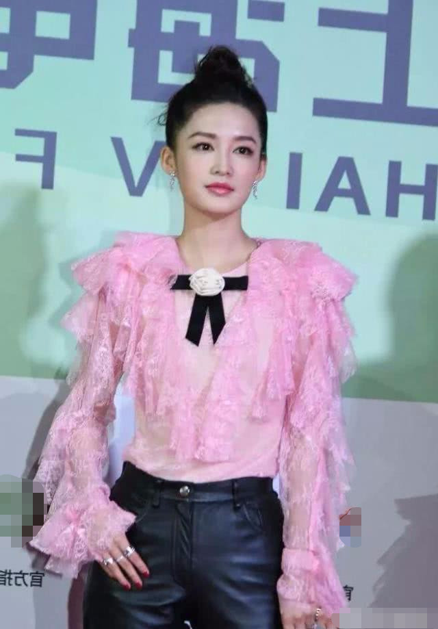 李沁拿了"一包烟"出席活动,穿的如此粉嫩,包包太抢镜了!