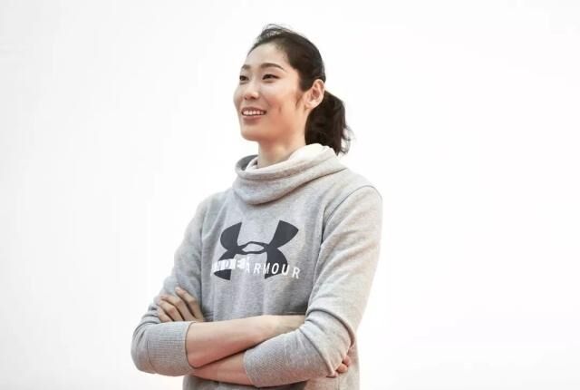 库里恩比德用篮球当排球玩致敬朱婷? 女排队长