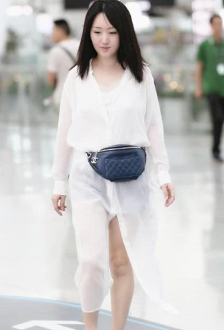 47岁的杨钰莹 瞬间嫩成27岁,网友:我可不敢这样穿出门