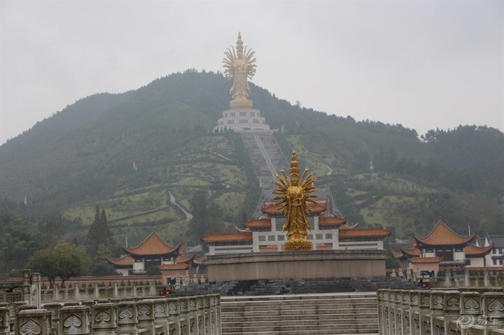 湖南宁乡最古老的寺院,有一尊99.19米的观音,成镇寺之