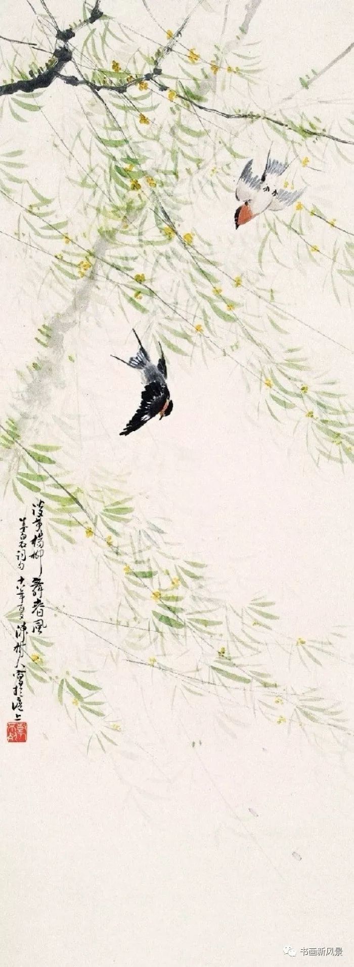 绿意盎然,柳树丛中三只黄鹂站在枝头吟咏,下有一群燕儿飞过,整幅作品