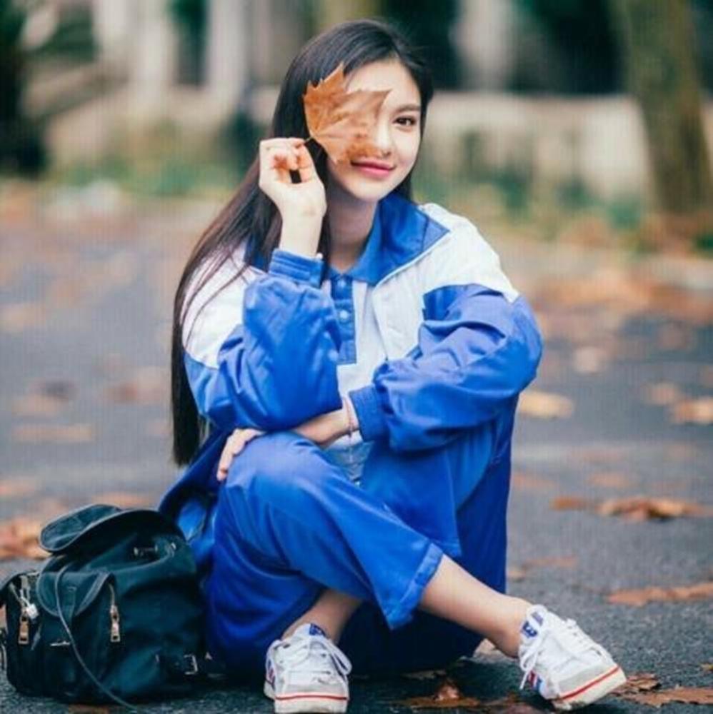 学生党穿校服太难看,"小心机"内搭衬衫,轻松成为全班最靓的妞