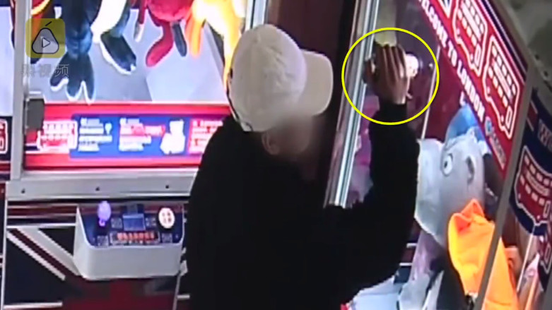 少年用一支激光笔顺走20个娃娃 得手后兴奋难