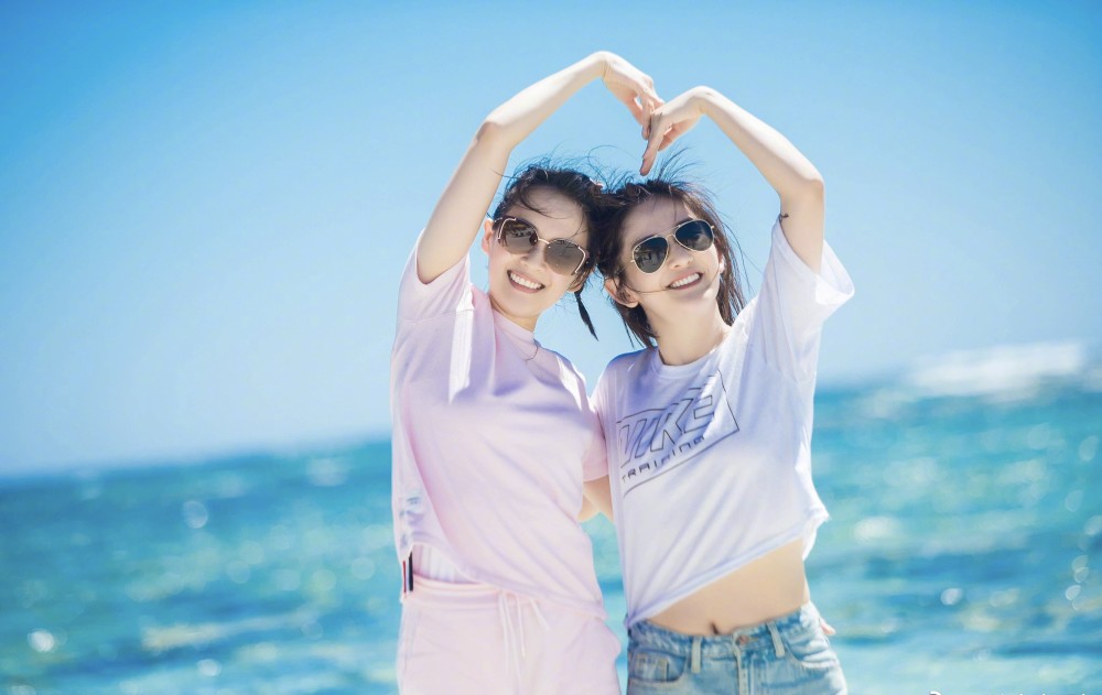 38岁谢娜和40岁章子怡海边同框美照,青春灵动