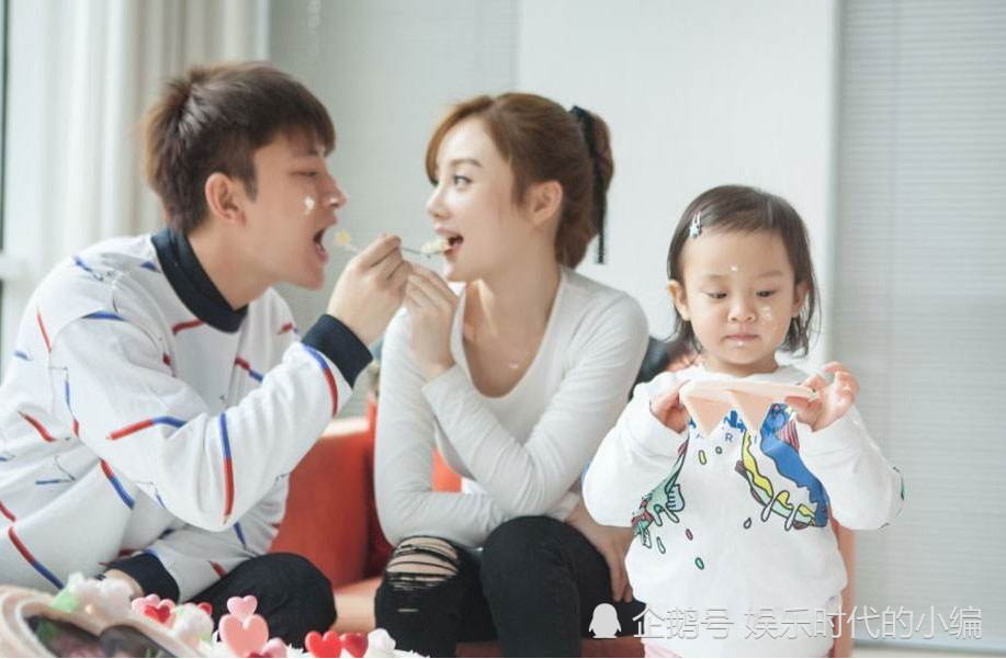 贾乃亮公开谈论李小璐,眼闪泪光强忍情绪,用3字代替其