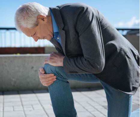 提醒:关节酸痛难耐，不可忽视，小心是这4种疾病在作祟