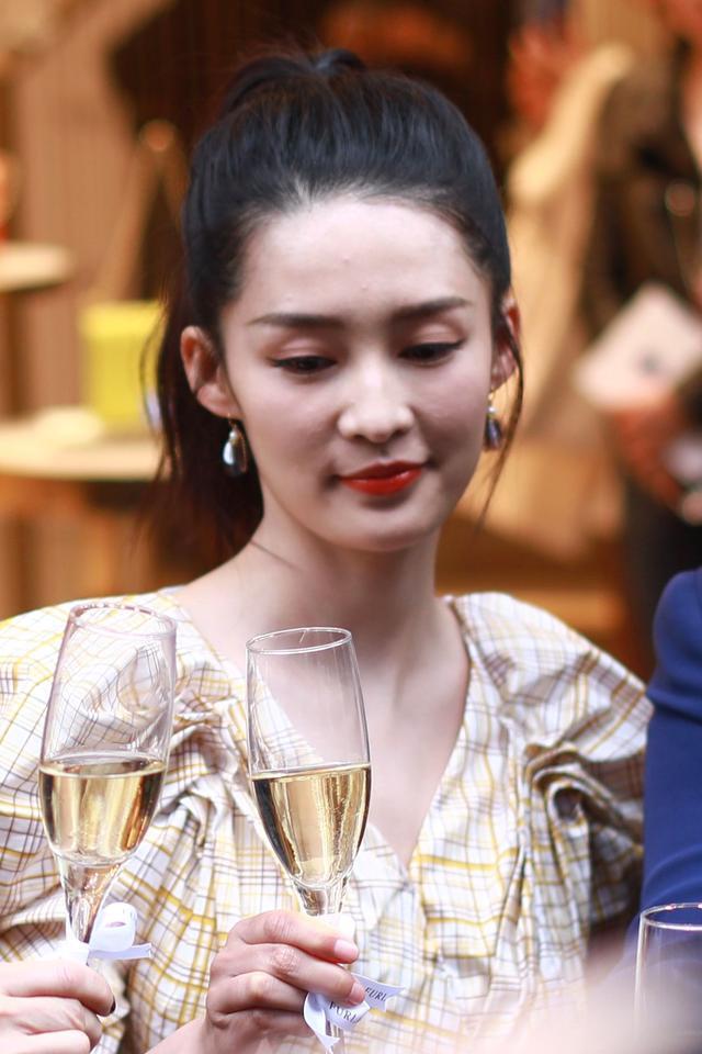 李沁化了妆也遮不住脸上的坑洼,明星只能活在滤镜里!