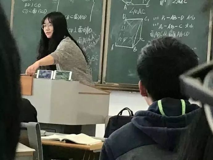 大学老师穿成这样,竟然是为了让学生们认真上课?