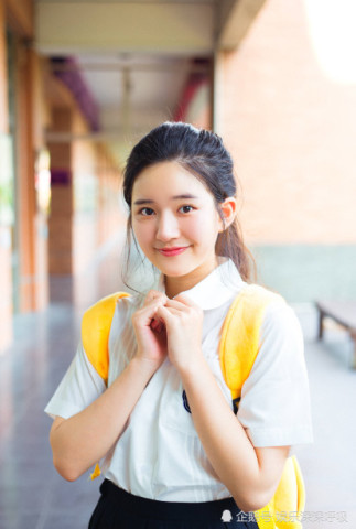 本以为赵露思学生装够萌了,看到她穿女仆装,网友:可爱