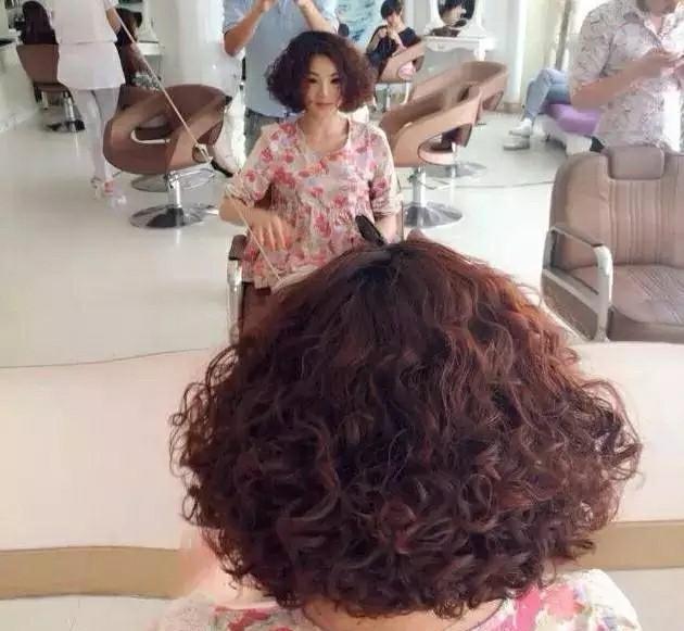 女人过了40岁,头发最好烫小卷,洋气的姐妹都夸真漂亮!