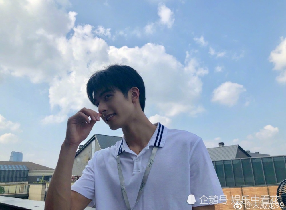 宋威龙高中旧照流出,身穿校服好帅气,网友:求学长的