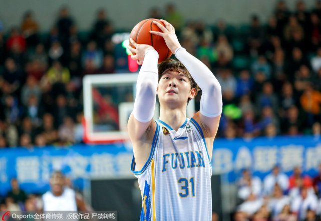 王哲林力压郭艾伦夺CBA常规赛MVP 亚当斯获