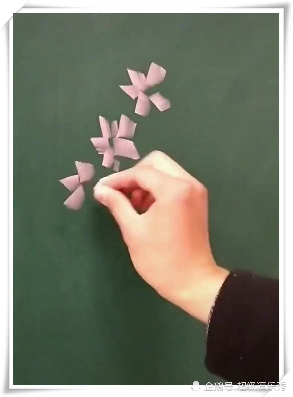 老师用粉笔画桃花,黑板报终于有救了,网友:这粉笔是充