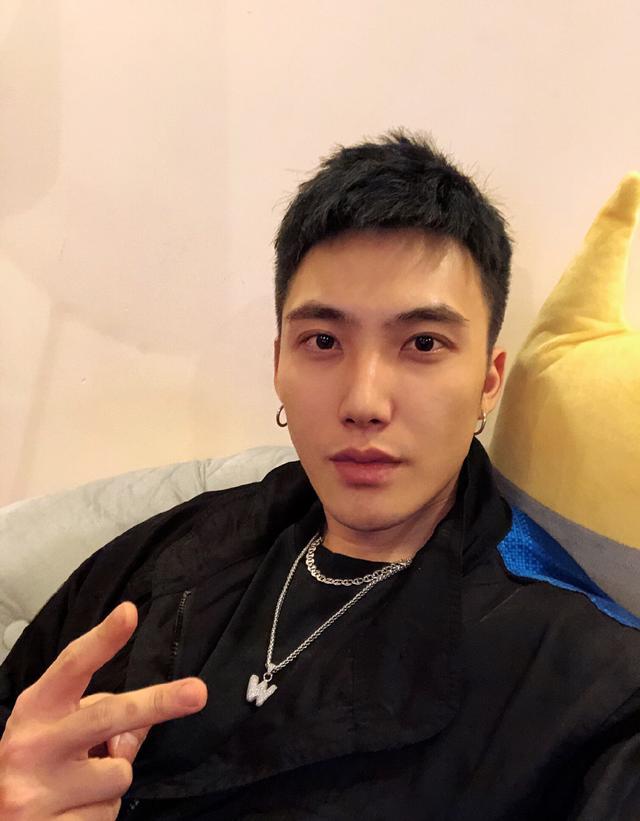 吴赫伦:"皮一下很开心"的穿越男神