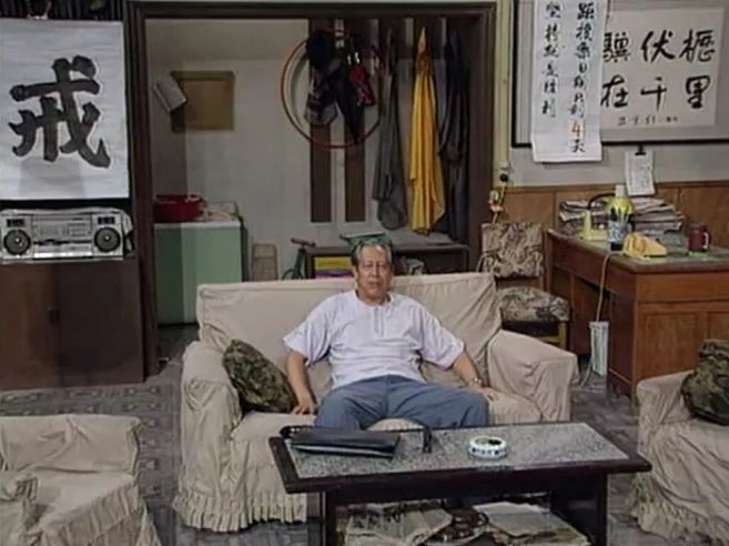 不仅沙发,茶几,桌子,书架…等家具都高度一致,就连那幅"老骥伏