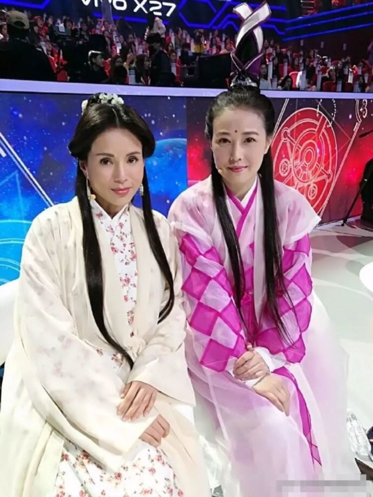两大女神李若彤和周海媚同台,虽然美人迟暮却