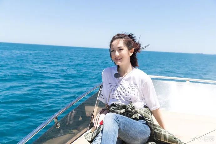 谢娜晒海上出游照心情大好,小清新半丸子头装