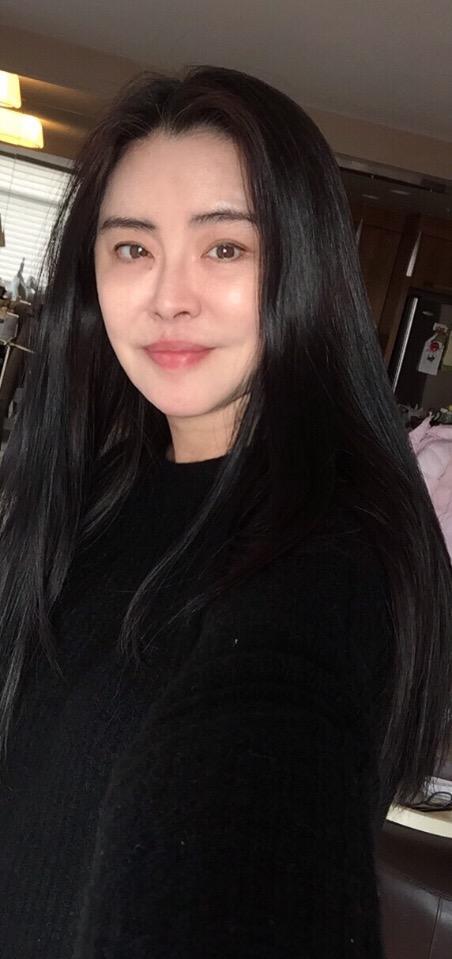 王祖贤被传看破红尘现身寺院后首晒自拍,素颜出镜皮肤