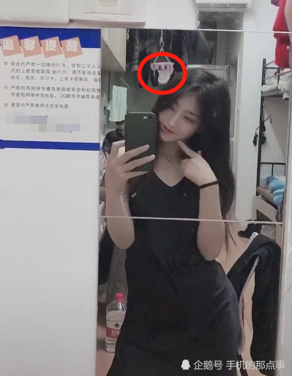 女大学生宿舍拍照,长相甜美,镜头后面的