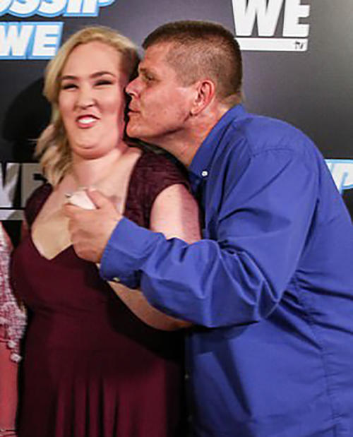 女星因丈夫家暴报警,警察在其家中发现毒品夫