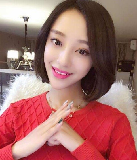 快手"第一美女"被粉丝要求卸妆,当她素颜出镜瞬间人气