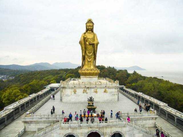 普陀山,位于杭州湾南缘,舟山群岛东部海域,为中国佛教四大名山之一