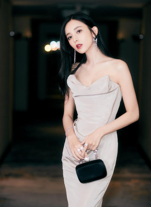 杨幂新杂志秀大长腿,却不料撞脸古力娜扎,修图师用力过猛!