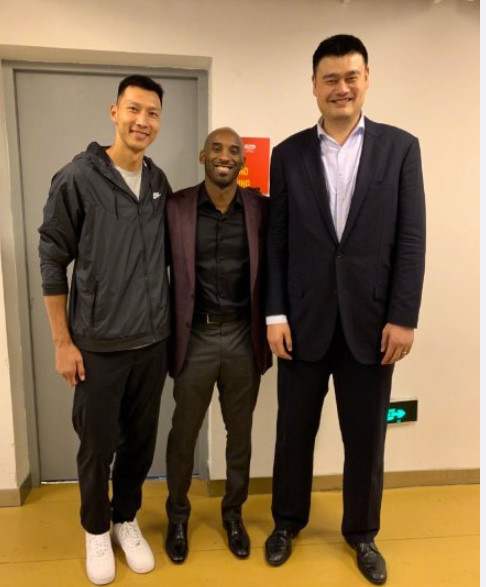 男篮世界杯:杨超越台上抽签,台下姚明的表情耐人寻味!