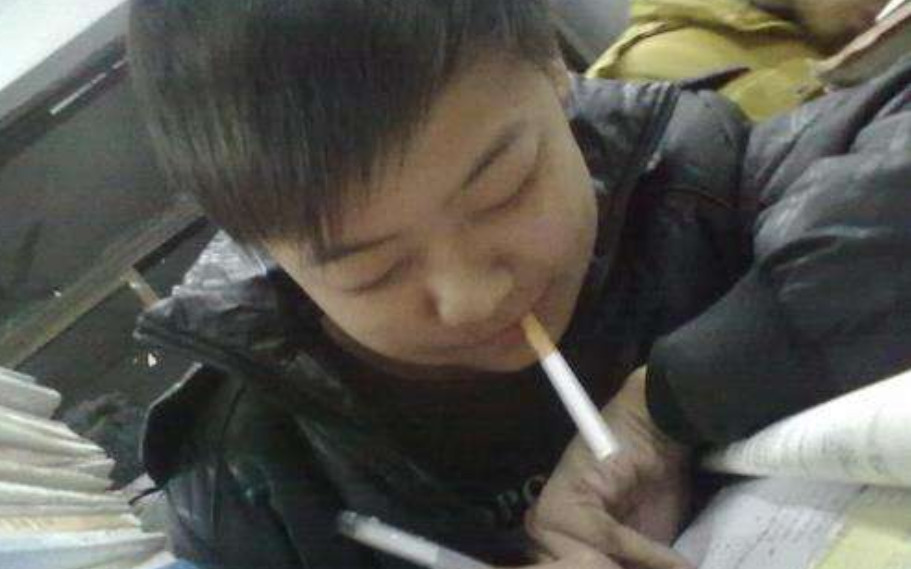 抽烟的中学生,往往有这3个"藏不住"的特征,班主任一看一个准