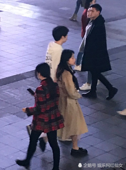 tf陈玺达女友最新街拍流出,粉丝送的鞋穿到现在,退团后实穷了