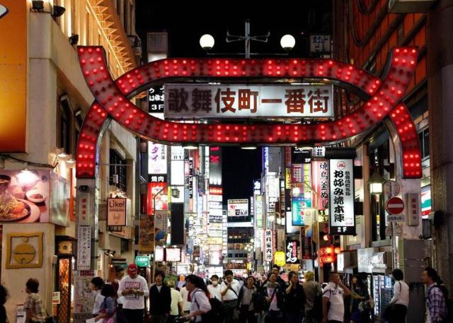 在东京的新宿区,这里有一条街,被称为歌舞伎町一番街,这条街是日本