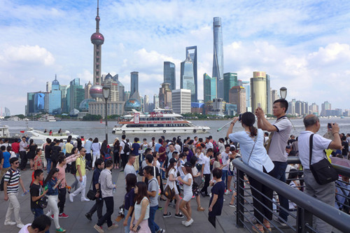 国庆出行人数超十亿一线城市成为人流最多的地方车流人流成为景点