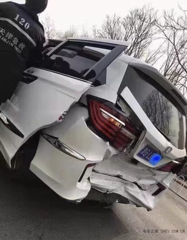 特斯拉model 3追尾本田艾力绅撞出一个大坑