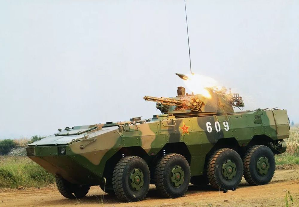 20,ztl11轮式装甲突击车是在zbl08轮式步兵战车底盘基础上改进而来.