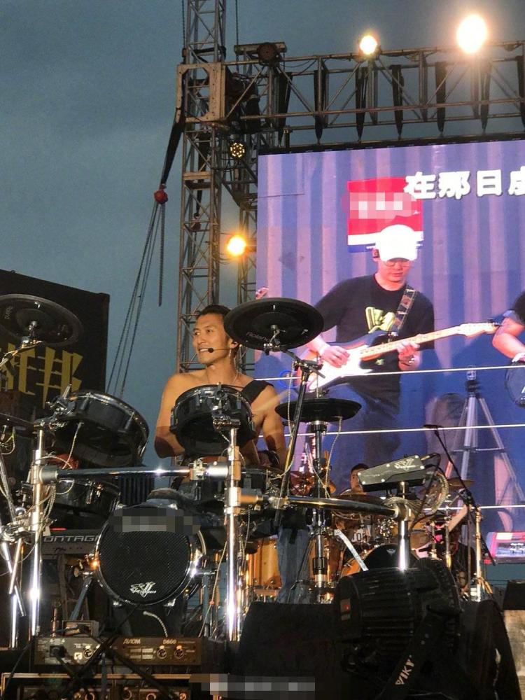 谢霆锋出席露天音乐会引回忆杀，谢贤狄波拉为支持儿子竟罕见同框