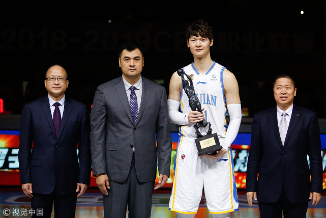 一文读懂昨夜CBA:王哲林领MVP奖杯 兰佩破纪