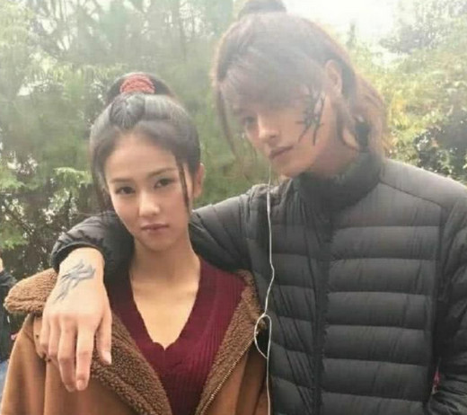 许凯白鹿一起打游戏,谁注意到他们的手机壳,爱情:是我