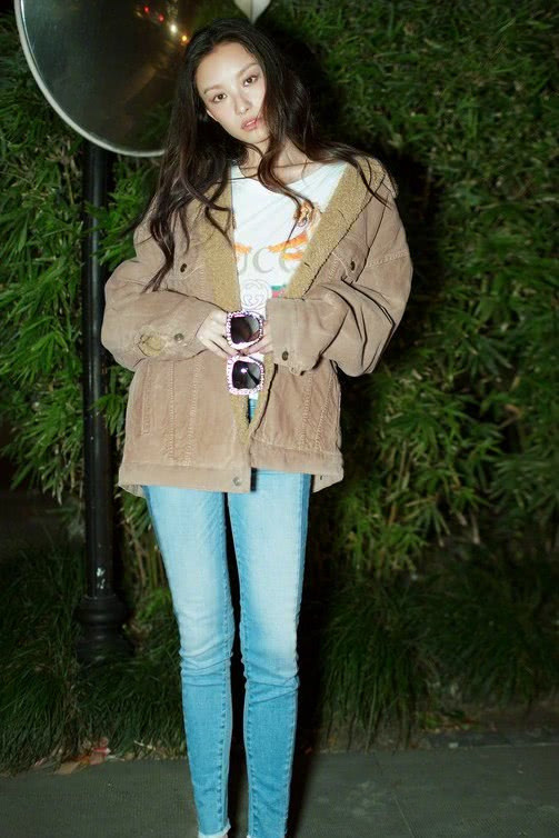 倪妮没开玩笑吧,将长靴塞到另一双鞋子中?靴子形成的褶皱太多了