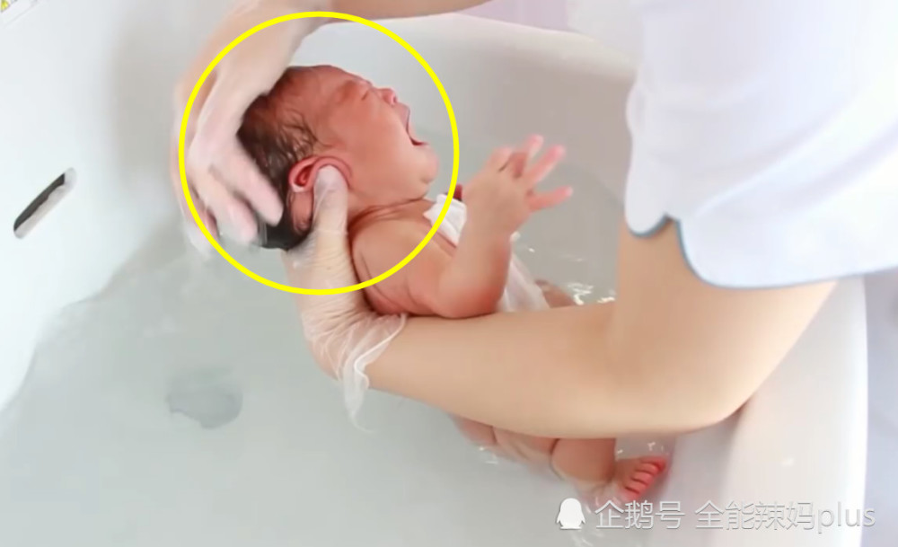 美女护士洗萝卜式给婴儿洗澡,手法温柔宝宝瞬