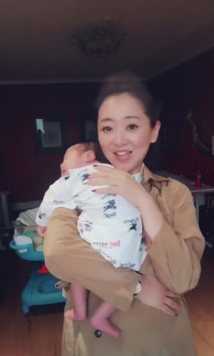 央视主持人月亮姐姐晒小baby:盼你那么久,终于等到你