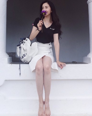 倚天中殷素素的扮演者陈欣予,继杨幂之后又一位美腿