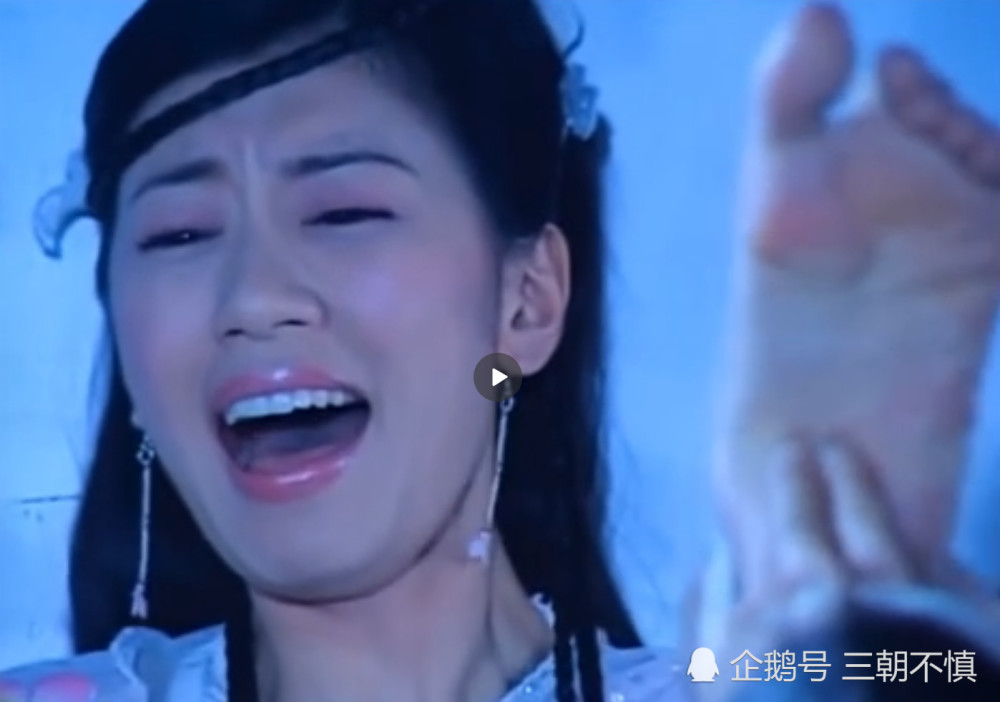 但是陈钰琪她所饰演的这个版本的赵敏,大家可以看到她的表情和贾静雯