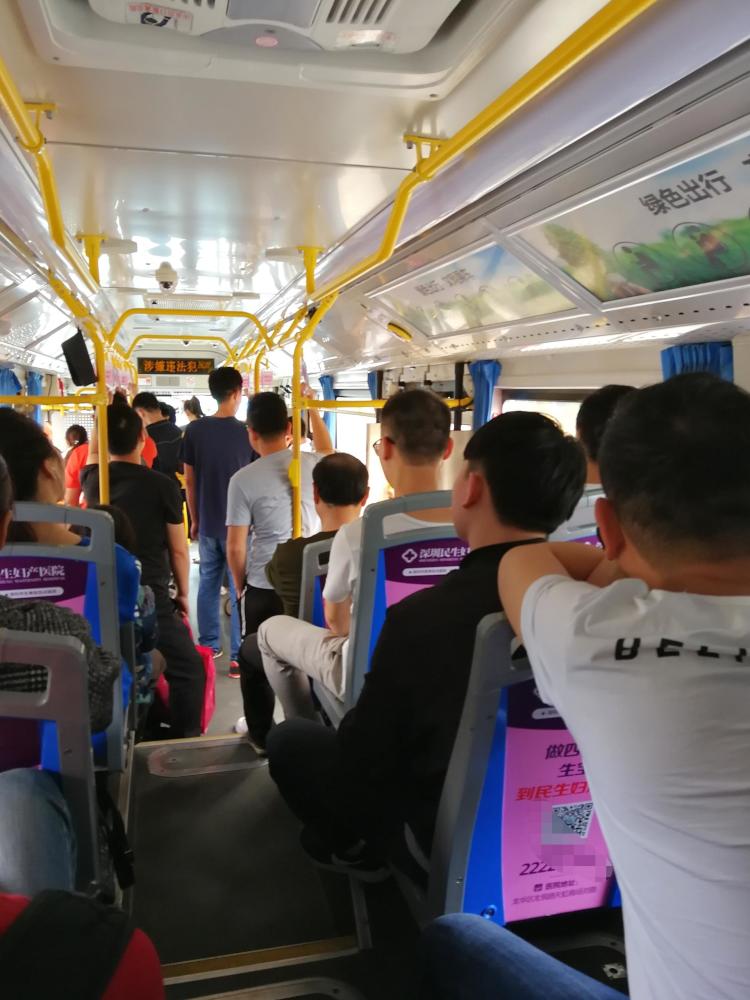 实拍:奔波在深圳的年轻人,每天乘坐公交车去各大企业