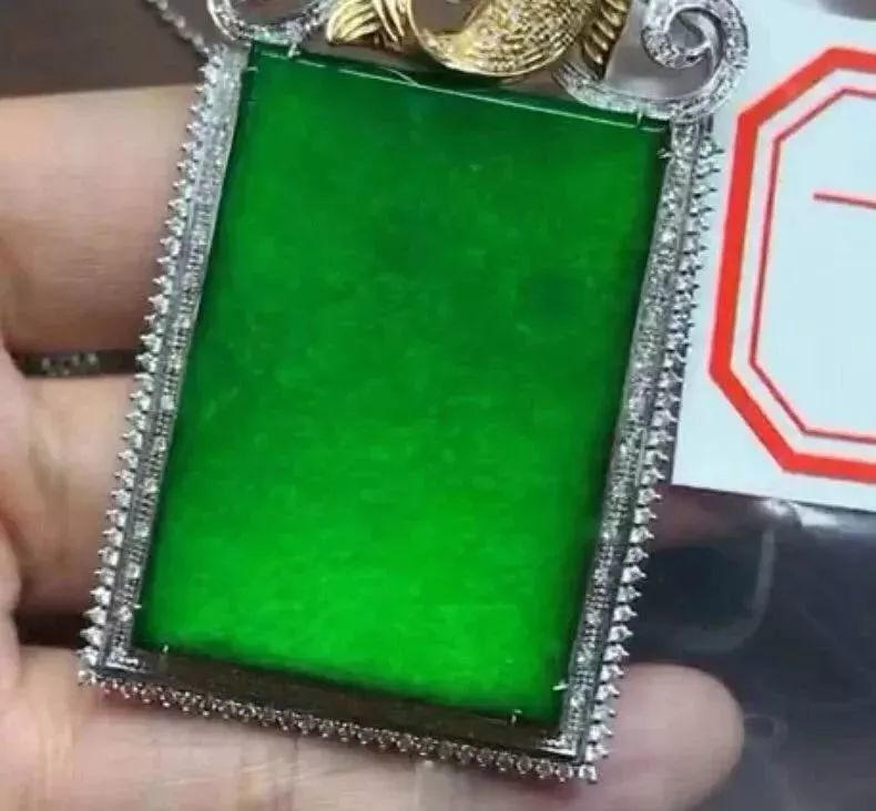 大妈花18万买的帝王绿翡翠挂件,回到家轻轻一碰,碎了