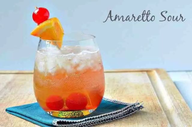 杏仁酸酒   amaretto sour   杏仁酸酒鸡尾酒以其配料及口味取名.