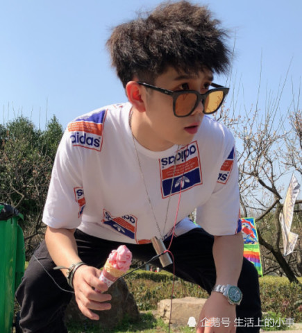 郭聪明侧颜帅翻天,谁知重点在衣服上,学长!要不要这么