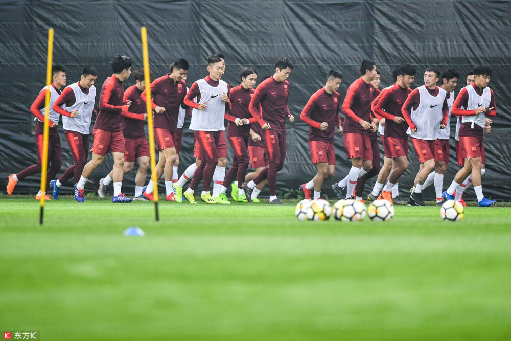 国足两大中后卫出现伤病 刘奕鸣单独训练冯潇