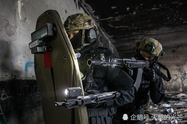 俄罗斯新型防弹盾牌,配备的这一装置很实用,网友:羡慕