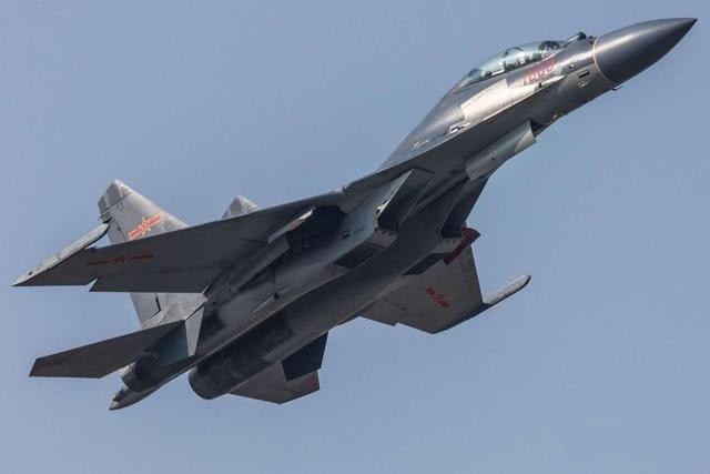中国空军歼16战斗机为何被称为"炸弹卡车"?