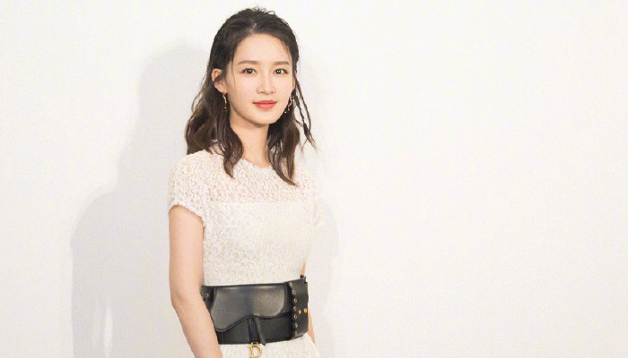 白鹿罕见晒自拍,新发型美成小仙女,网友:和李沁一模一